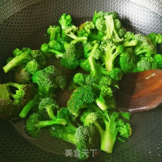 蒜蓉西兰花的做法步骤：2