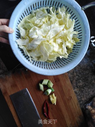 包菜炒粉丝的做法步骤：1