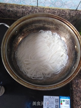 包菜炒粉丝的做法步骤：3