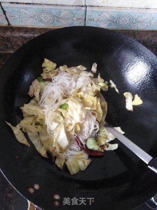 包菜炒粉丝的做法步骤：5