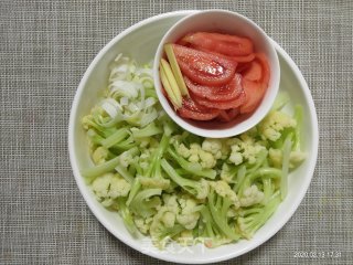 番茄炒菜花的做法步骤：2