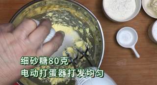 软芯奶酪小蛋糕(原味和抹茶味)，浓郁奶香美味甜品，乖乖在家做美食，武汉加油的做法步骤：2
