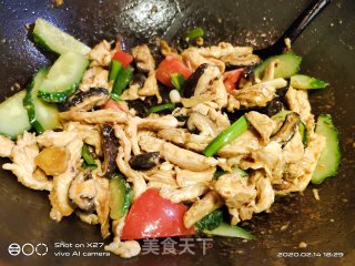 香菇黄瓜炒鸡胸肉的做法步骤：5