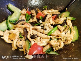 香菇黄瓜炒鸡胸肉的做法步骤：6