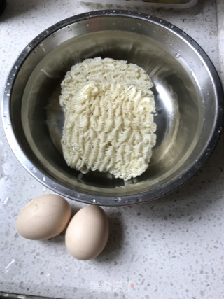 鸡蛋炒面的做法步骤：2