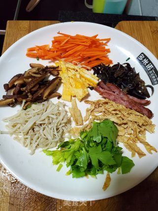 美味酸辣汤的做法步骤：1