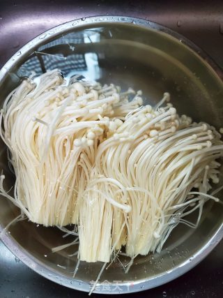 香辣酱蒸金针菇的做法步骤：1
