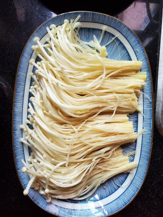 香辣酱蒸金针菇的做法步骤：2