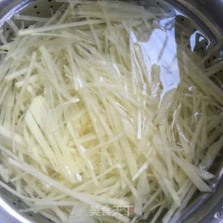 美味土豆丝的做法步骤：2