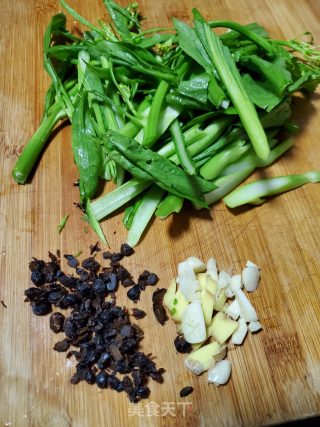 蒜香豆豉炒芥菜心的做法步骤：2