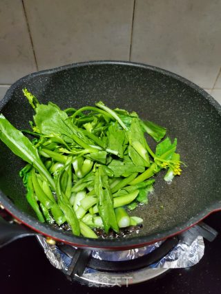 蒜香豆豉炒芥菜心的做法步骤：4