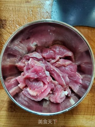 鸭胸肉炒蟹味菇的做法步骤：2
