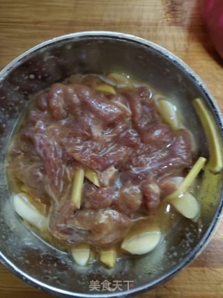 鸭胸肉炒蟹味菇的做法步骤：5