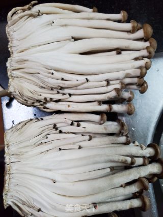 鸭胸肉炒蟹味菇的做法步骤：6