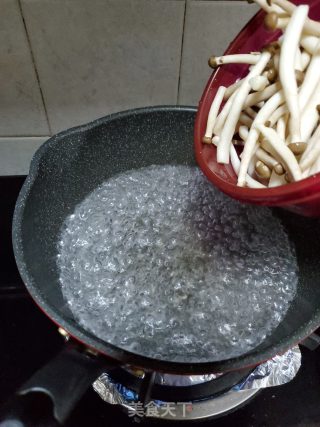 鸭胸肉炒蟹味菇的做法步骤：7