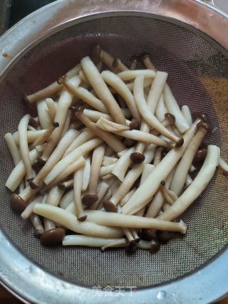 鸭胸肉炒蟹味菇的做法步骤：8