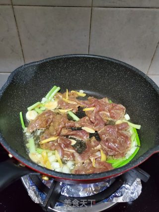 鸭胸肉炒蟹味菇的做法步骤：10