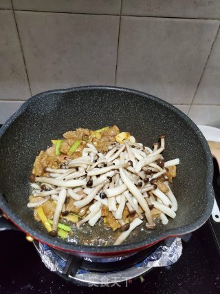 鸭胸肉炒蟹味菇的做法步骤：12