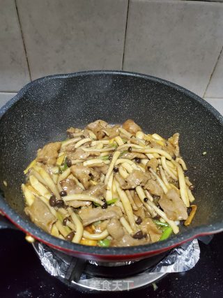 鸭胸肉炒蟹味菇的做法步骤：14