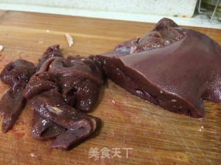 泡椒猪肝的做法步骤：1