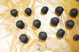 卡通老鼠麻心汤圆的做法步骤：2