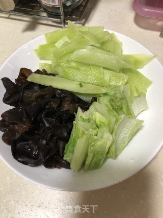 干辣椒爆木耳莴笋的做法步骤：1