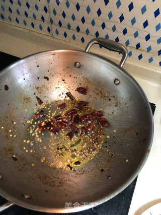干辣椒爆木耳莴笋的做法步骤：2