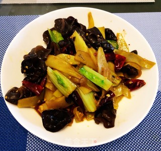 干辣椒爆木耳莴笋的做法步骤：4