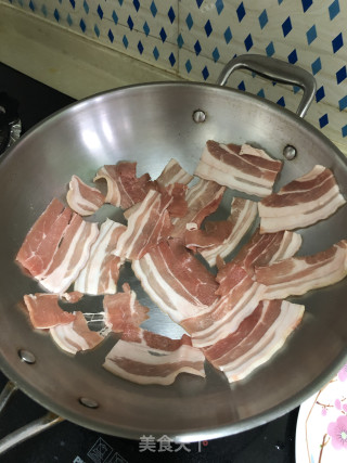 五花肉炒青椒的做法步骤：1