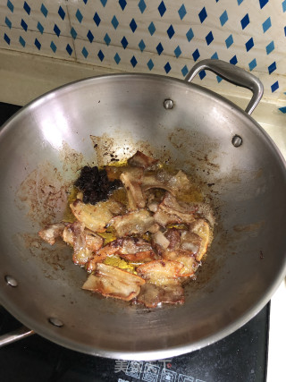 五花肉炒青椒的做法步骤：2