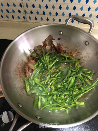 五花肉炒青椒的做法步骤：3