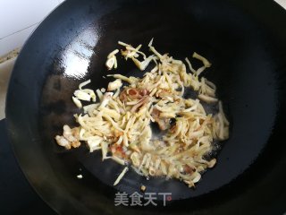 花草冬笋炒年糕的做法步骤：6