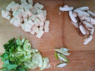 香菇油菜豆腐汤的做法步骤：1