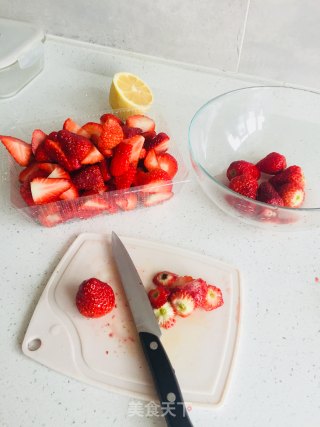 酸酸甜甜零添加草莓酱的做法步骤：2
