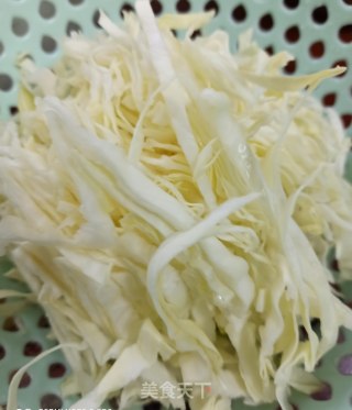 家常包菜炒肉丝的做法步骤：2