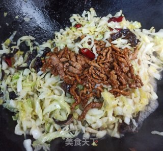 家常包菜炒肉丝的做法步骤：10