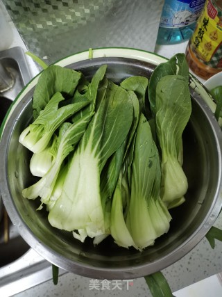 清炒油菜的做法步骤：1
