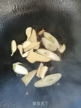 小鸡炖蘑菇的做法步骤：2
