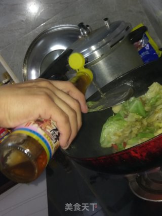 干锅包菜炒肉的做法步骤：7