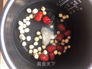 红枣莲子羹的做法步骤：1