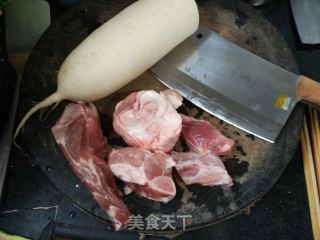 白萝卜炖腔骨的做法步骤：1