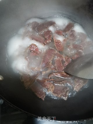 小炒风干牛肉的做法步骤：2