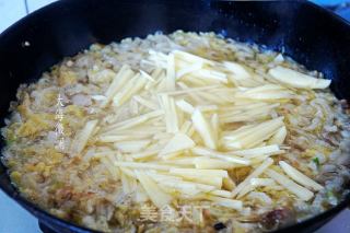 酸菜猪肉炖土豆的做法步骤：6