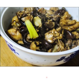 香菇黄焖三黄鸡的做法步骤：4