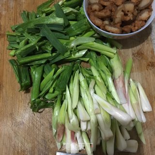 油渣炒蒜苗的做法步骤：1