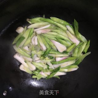 油渣炒蒜苗的做法步骤：2