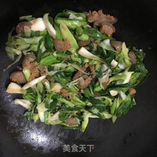 油渣炒蒜苗的做法步骤：4