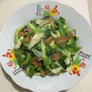 油渣炒蒜苗的做法步骤：6