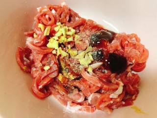 牛肉泡椒炒饭的做法步骤：2