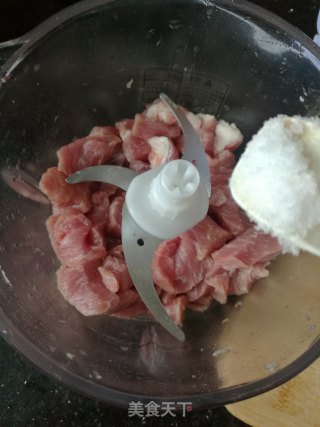 猪肉丸的做法步骤：1